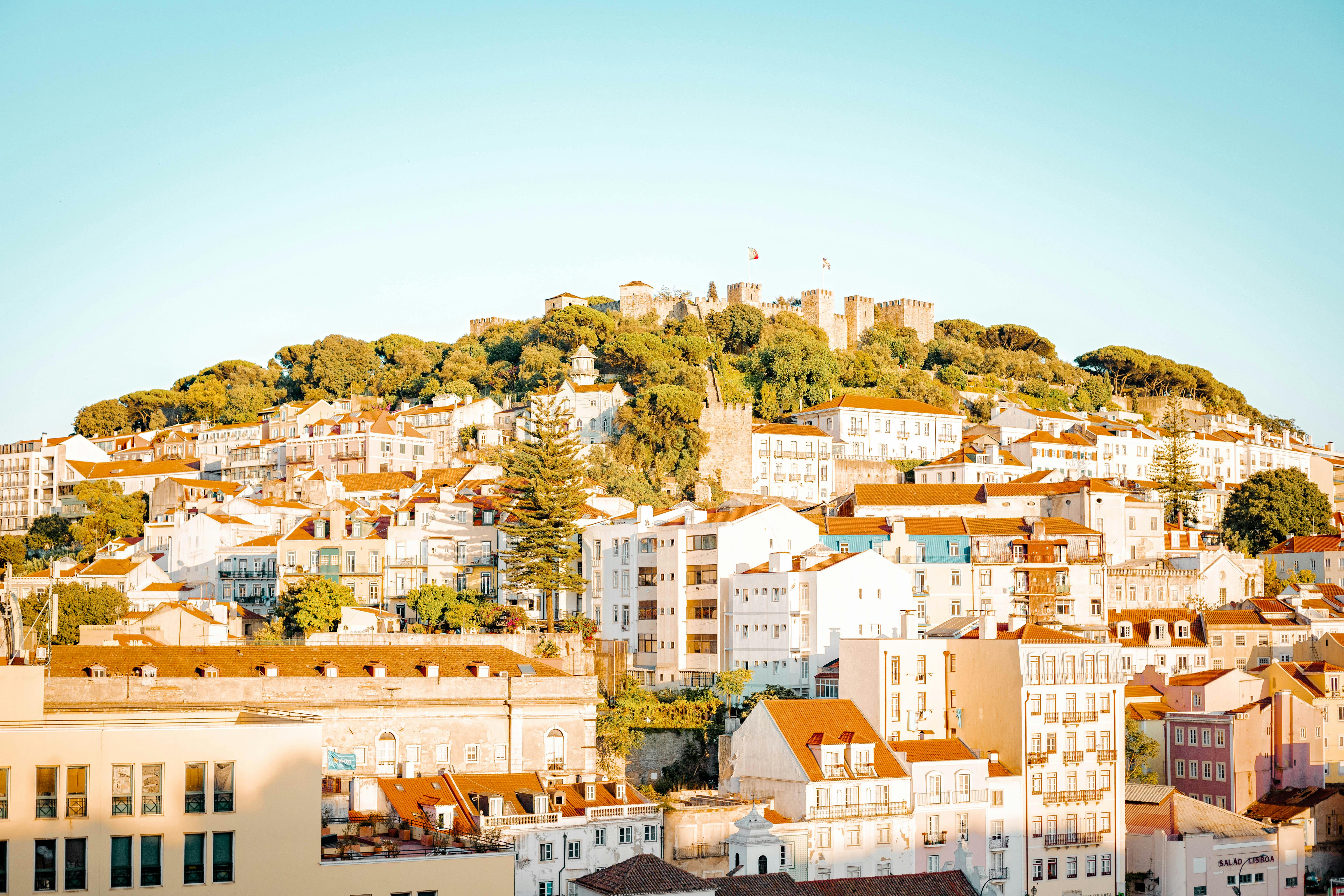 Skyline van Lissabon stadscentrum met huizen en bomen