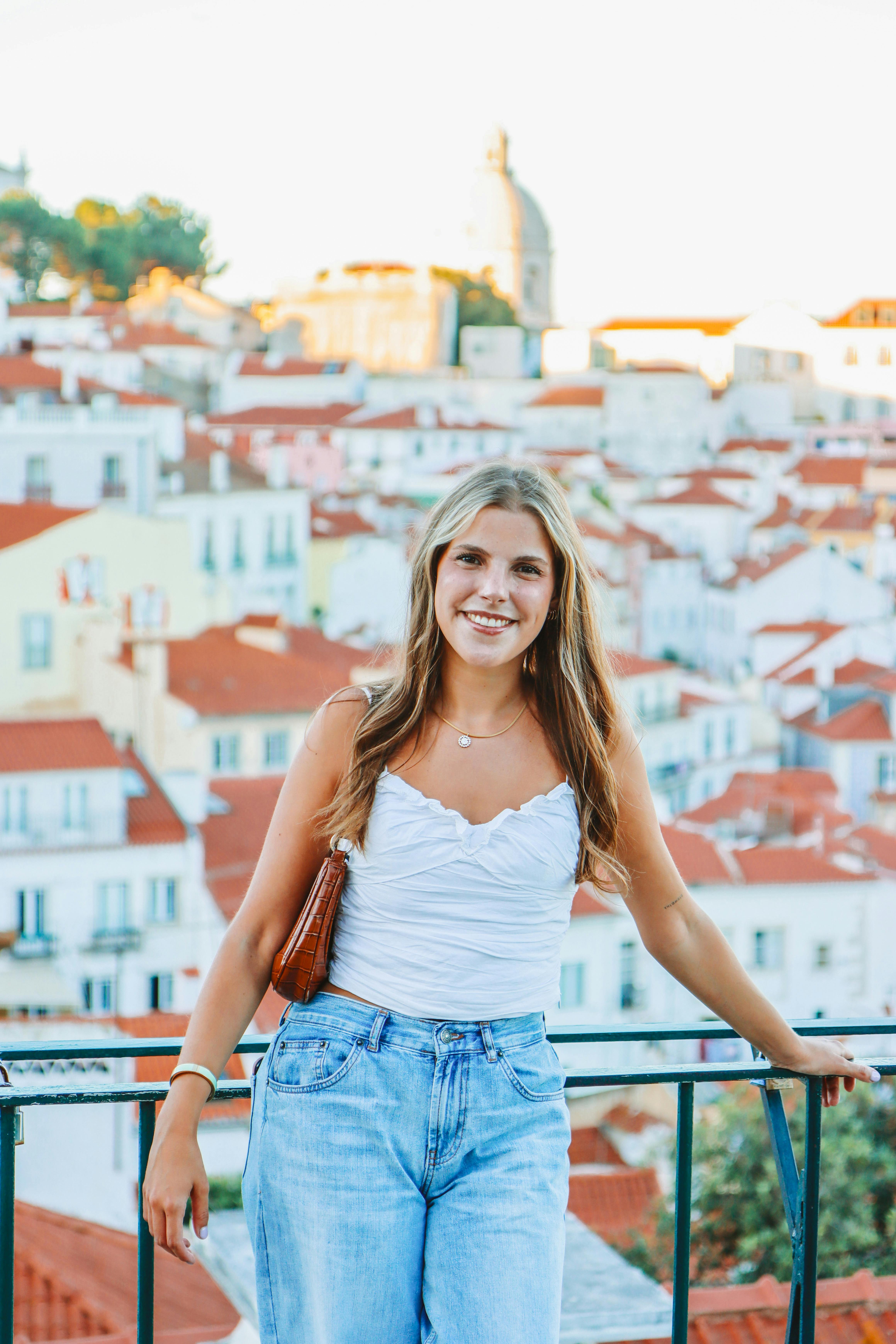 Meisje lachend in Lissabon stadscentrum met uitzicht op huizen